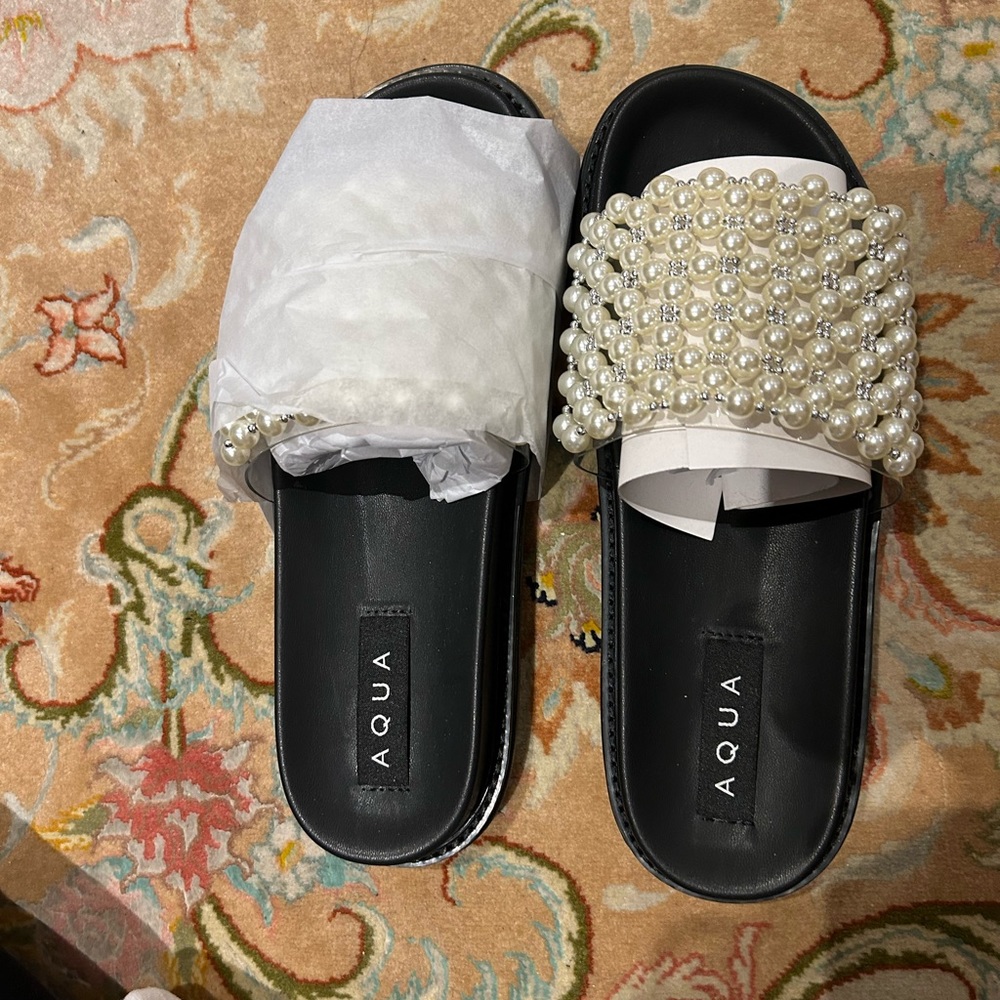 Aqua Pearl slip on slide sandals in size 8